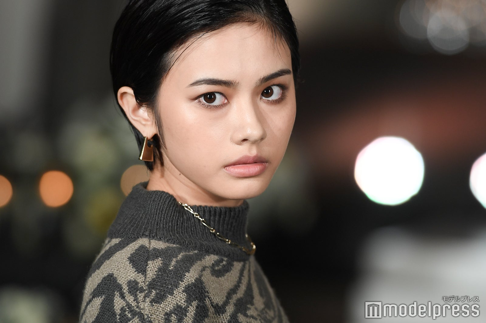 「虹オオカミ」安斉星来、目ヂカラ抜群クールにポージング フレアパンツでスラリ美脚際立つ＜札幌コレクション2021＞