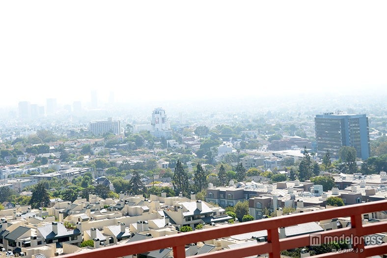 バルコニーからはロサンゼルスの街並みを見渡せる