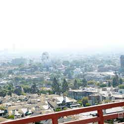 バルコニーからはロサンゼルスの街並みを見渡せる