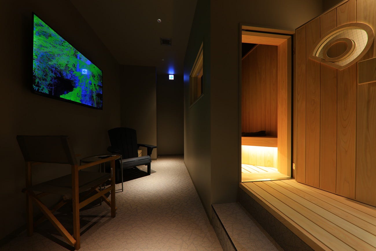 上野に個室サウナ施設「レッド イーサウナ ウエノ」“ととのい”後の癒しエリア&ボドゲも完備