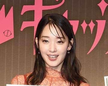 「めちゃくちゃ綺麗になった」話題の透明感女優 凄ドレスで会見に現る よく見たら布少ない、歩いたら切れすぎ！剛力彩芽に驚き