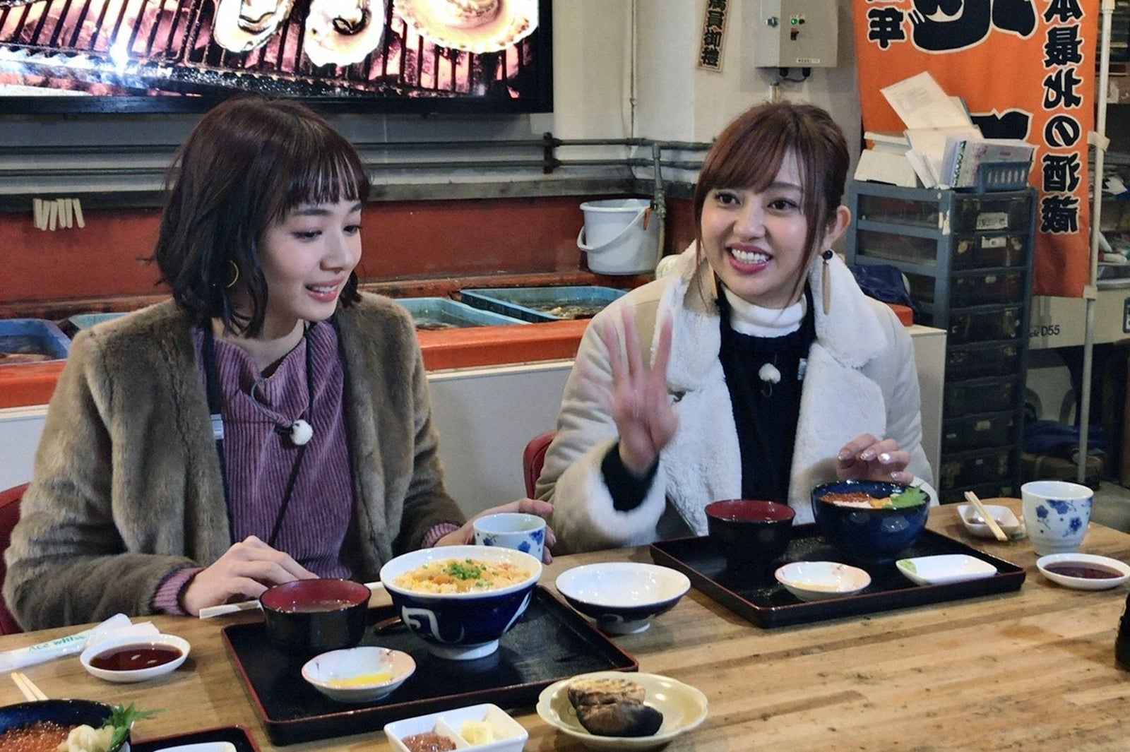 （左から）岡田紗佳、菊地亜美（C）TBS