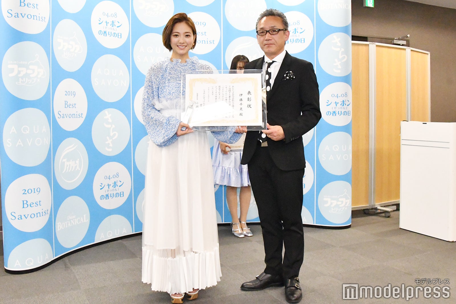 伊藤千晃（左） （C）モデルプレス