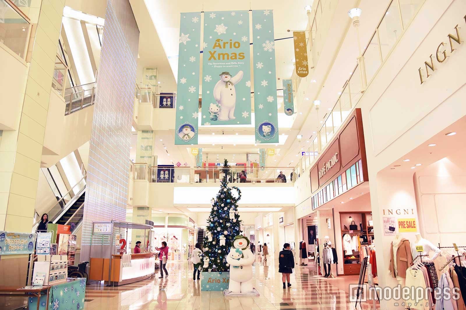 エメラルドブルーの世界観に（C）モデルプレス