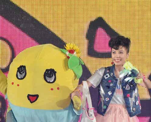 仲里依紗、“ふなっしー”と手繋ぎウォーキング 3万人の歓声響く