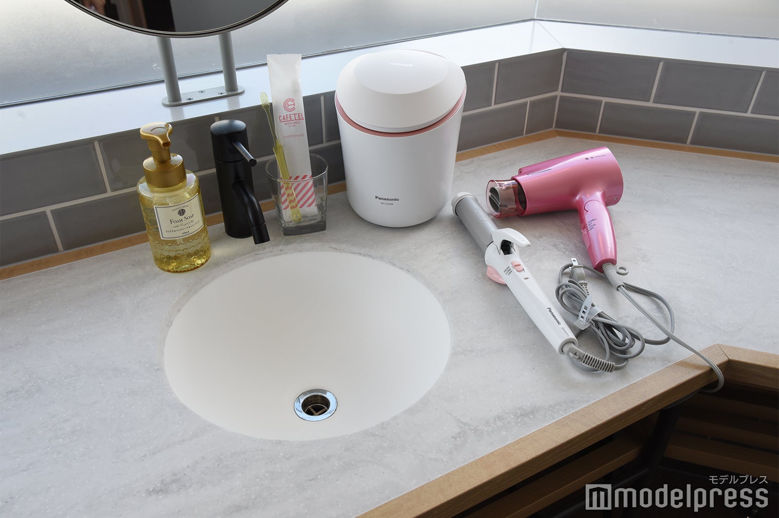 美容家電も揃ったパウダールーム（C）モデルプレス