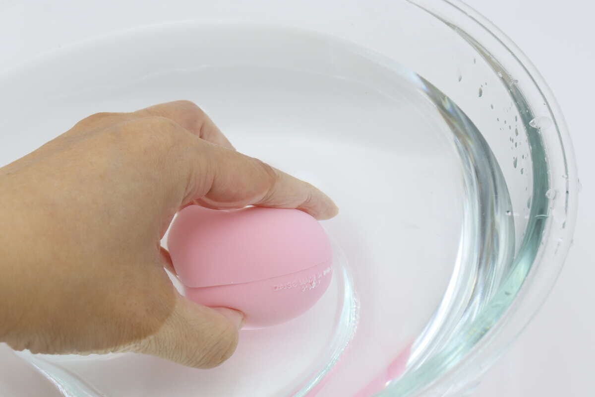 ダイソーのくり返しつかえるみずふうせんに水を入れる