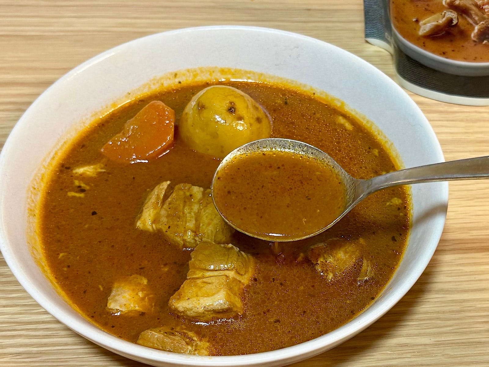サラサラとしたスープに、大きめの具材がごろごろ入った食べ応え抜群の一品！