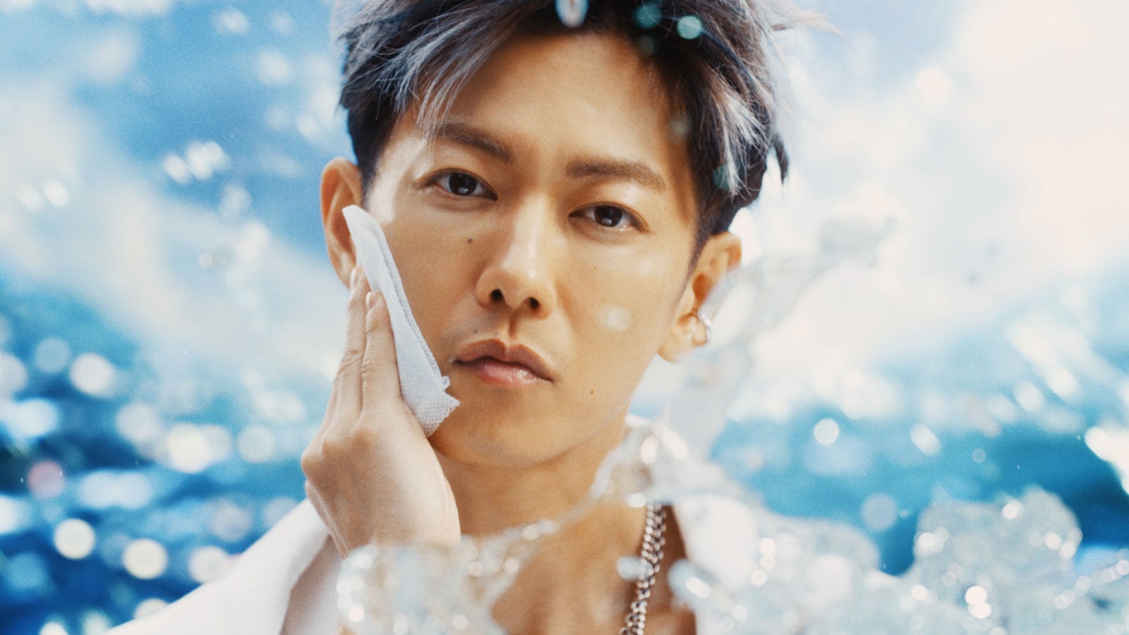 佐藤健CM『顔には、天然だろ。』篇より（提供写真）