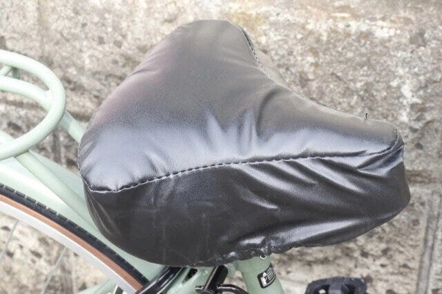 ダイソーのサドルカバーを自転車のサドルに装着