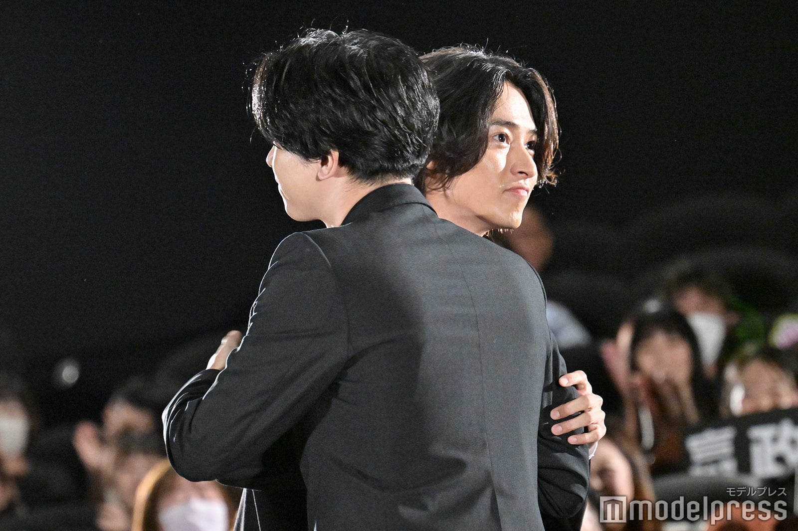 山崎賢人＆吉沢亮、熱いハグにファン歓声　“キングダム愛”を語る＜キングダム 運命の炎＞