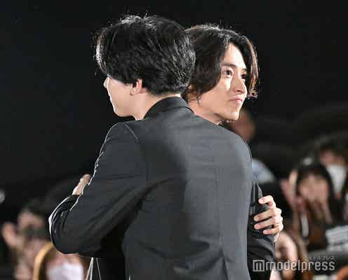 山崎賢人&吉沢亮、熱いハグにファン歓声 “キングダム愛”を語る<キングダム 運命の炎>