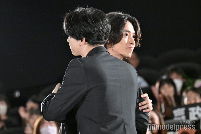 熱いハグを交わす山崎賢人&吉沢亮(C)モデルプレス