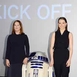 『スター・ウォーズ／フォースの覚醒』KICK OFF MEETING（左から）キャスリーン・ケネディ氏、R2-D2、デイジー・リドリー【モデルプレス】