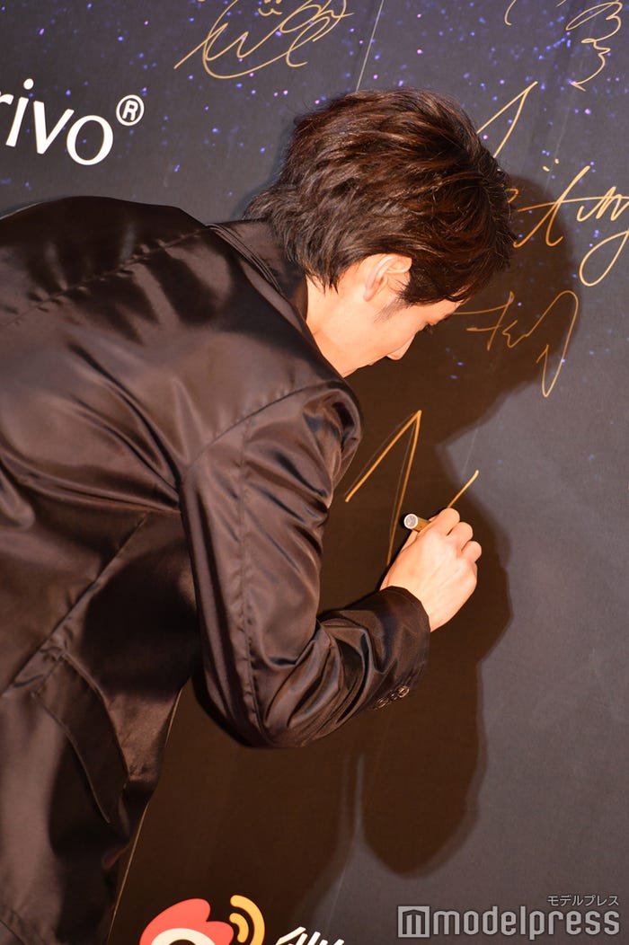 サインをする赤楚衛二(C)モデルプレス