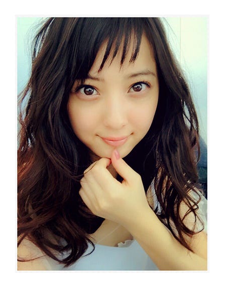 オン眉姿の佐々木希/オフィシャルブログより