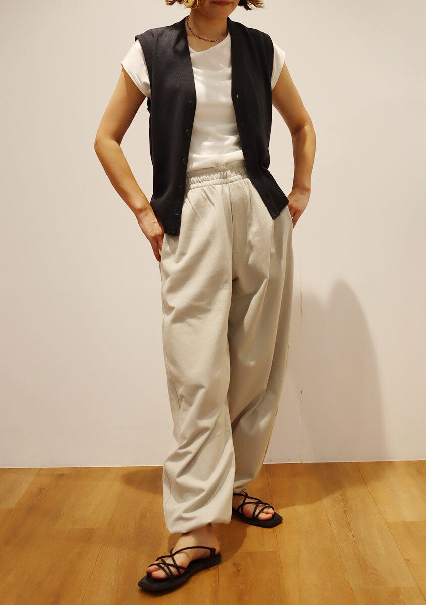 ユニクロユー　ニット　ベスト　コーデ　スウェット