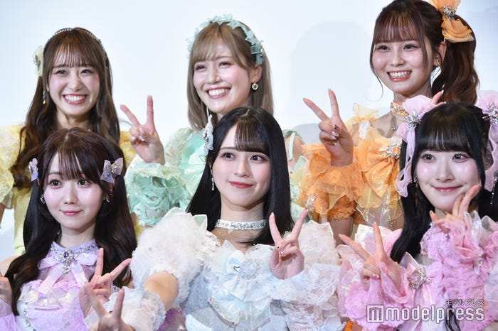(後列)瀧脇笙古、諸橋沙夏、大場花菜(前列)大谷映美里、佐々木舞香、齋藤樹愛羅(C)モデルプレス