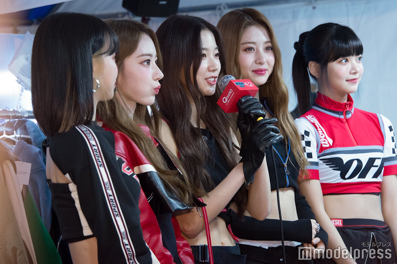 LE SSERAFIM／キム・チェウォン、宮脇咲良、カズハ、ホ・ユンジン、ホン・ウンチェ（C）モデルプレス