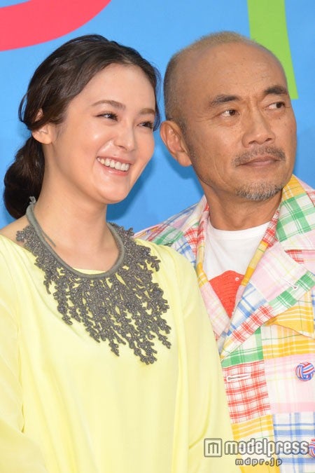 貫地谷しほり、竹中直人