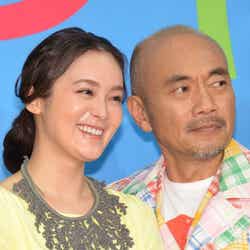 貫地谷しほり、竹中直人