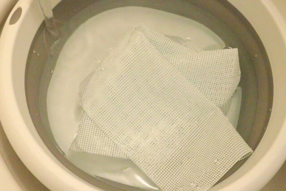 折り畳みたらいに水が張られ白いネット状の布が浸されている