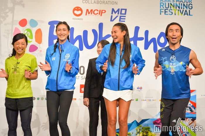 なぜか全員で「あばらビョーン」(左から)片岡安祐美、パンケーキ・ケンマニット、ヨー・ヨットサバディー、ワッキー (C)モデルプレス