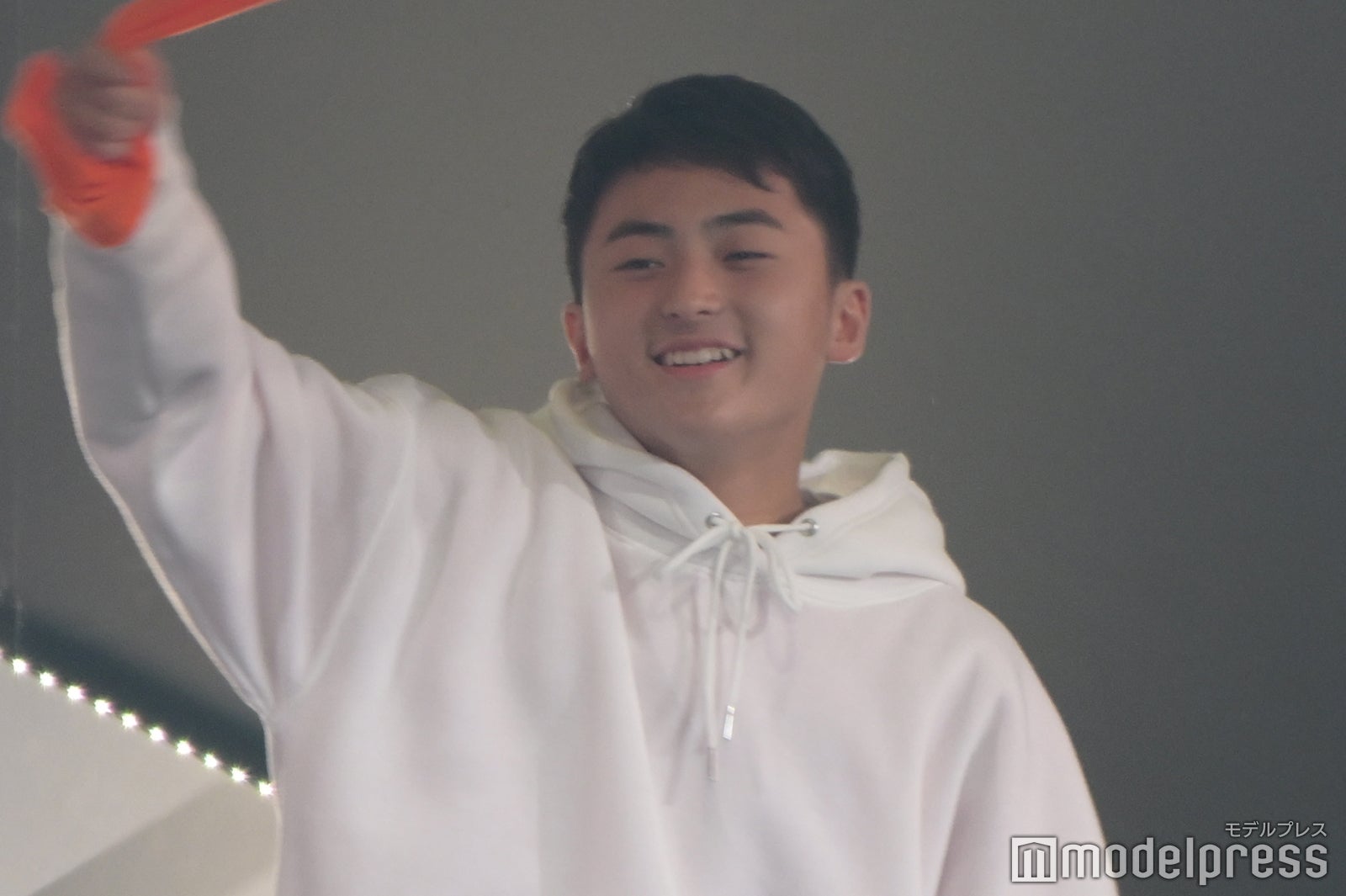 右足（C）モデルプレス