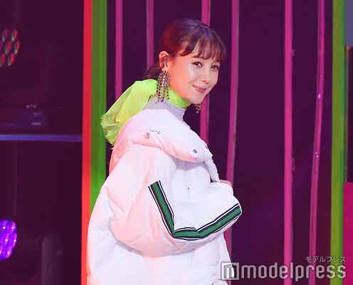 トリンドル玲奈、美脚全開 キュートな笑顔に歓声<ViVi Night>