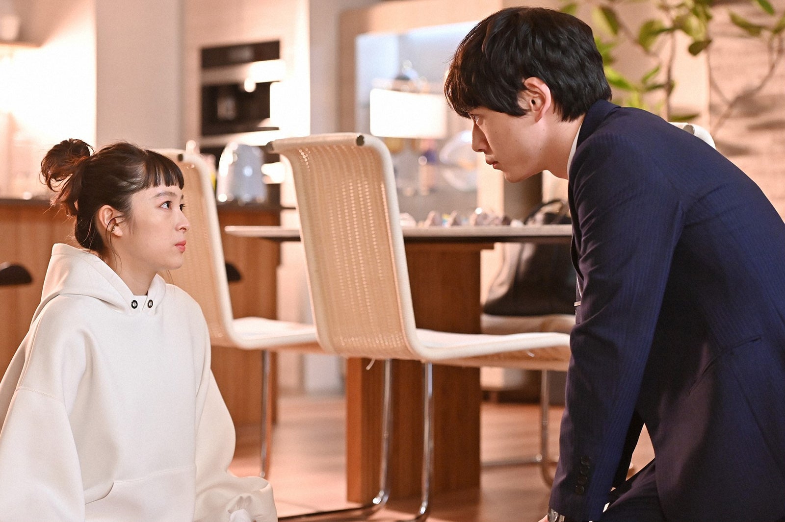 清野菜名、坂口健太郎／「婚姻届に判を捺しただけですが」第6話より（C）TBS