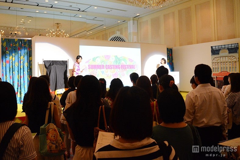 現役キャストがパフォーマンスしながら仕事内容を伝える特別ステージ