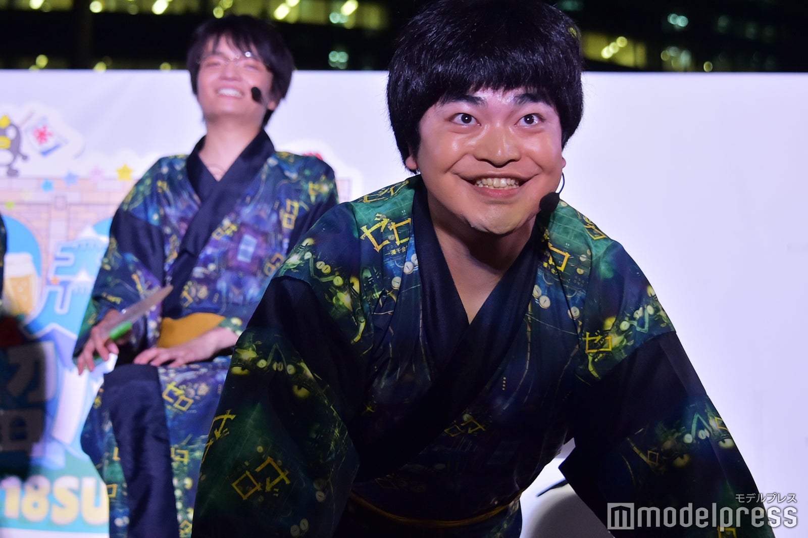 腕立て伏せをする加藤諒 （C）モデルプレス