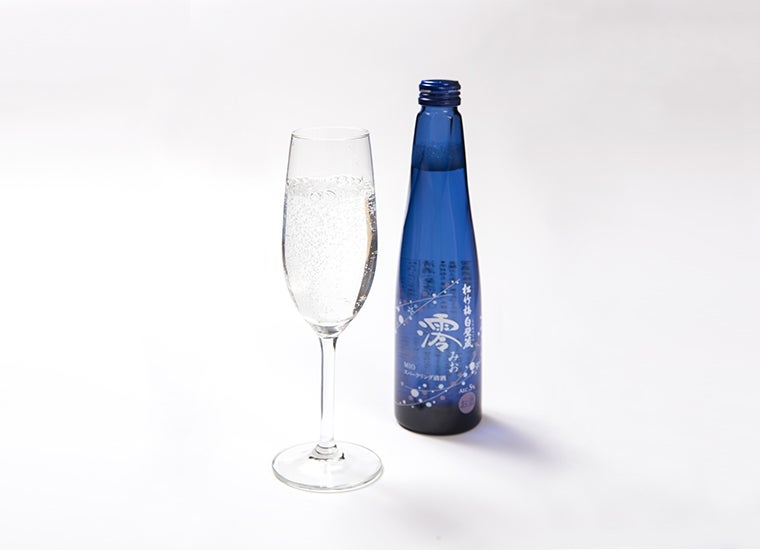 スパークリング日本酒1,290円（税抜）※（C）はせつ町民会／ユーリ!!! on ICE 製作委員会