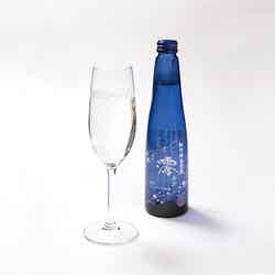 スパークリング日本酒1,290円（税抜）※（C）はせつ町民会／ユーリ!!! on ICE 製作委員会
