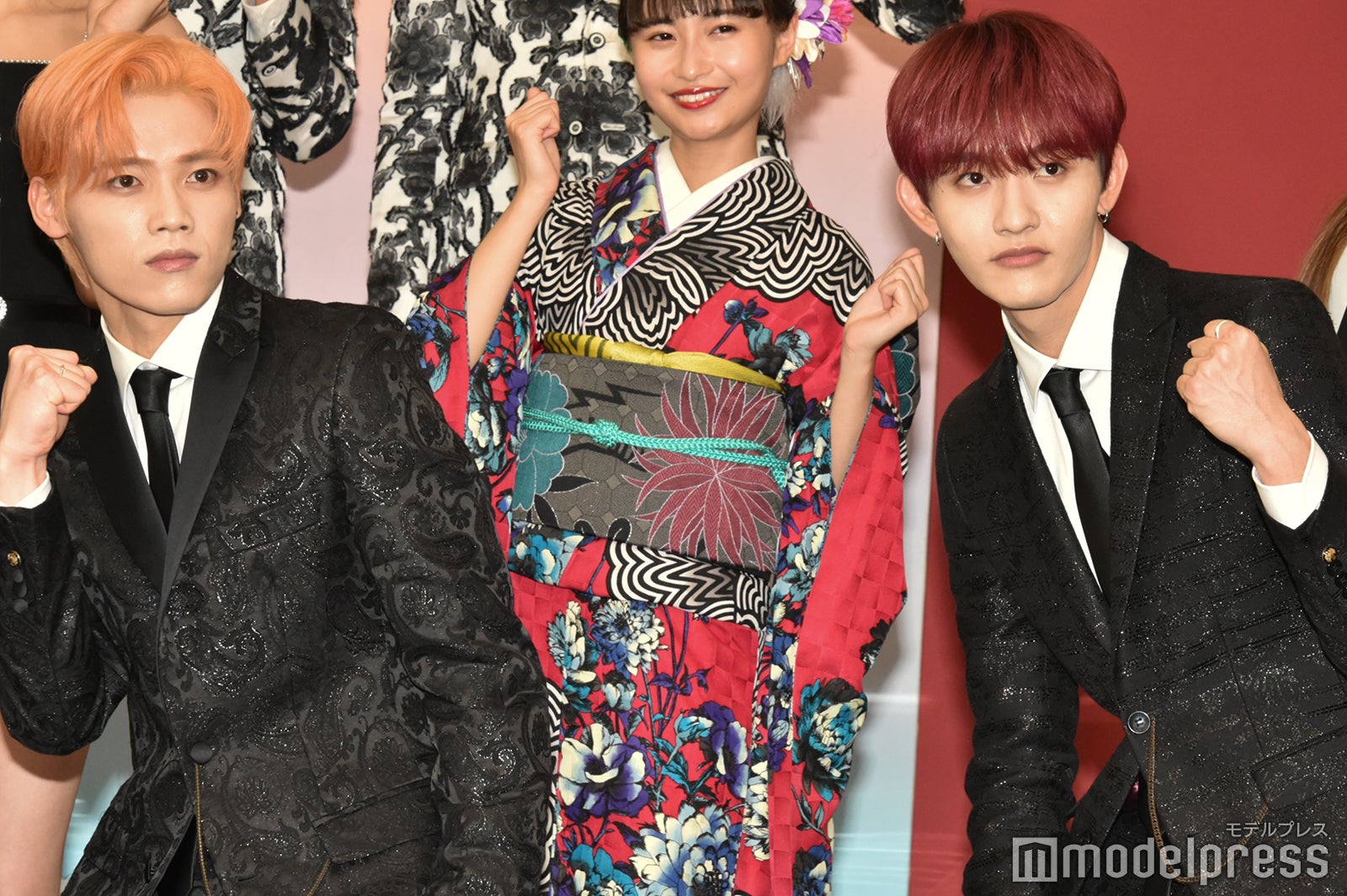 中腰になってポーズをとる木村柾哉、田島将吾 （C）モデルプレス