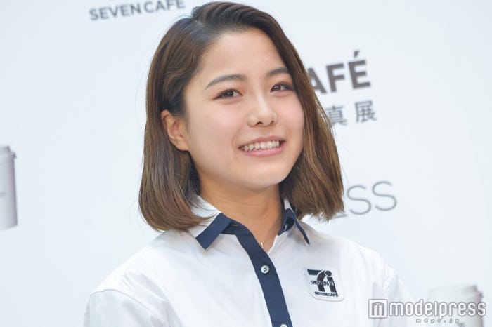 耳にかけてすっきりと(C)モデルプレス