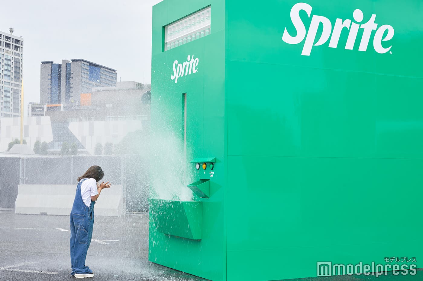 スプラッシュの水を浴びる中島結音さん(C)モデルプレス