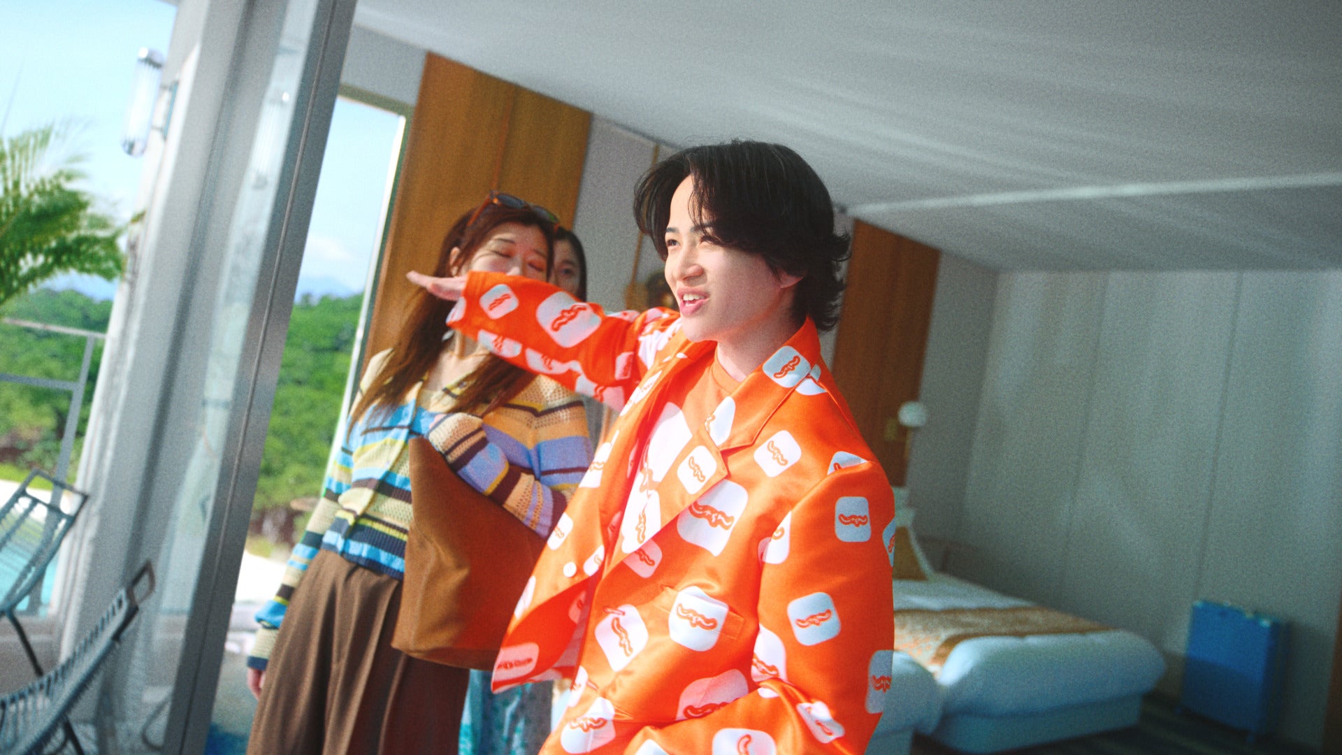 ヒコロヒー、菊池風磨／『じゃらん』CM「じゃらんアプリくんお得に予約」篇より（提供写真）