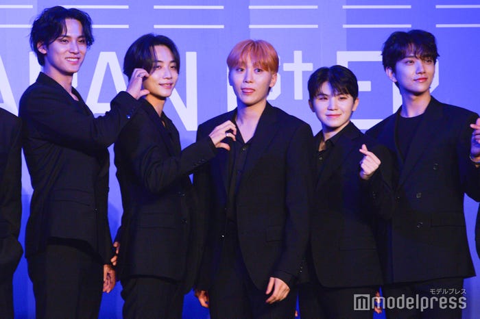 JEONGHANでルダハートを作るMINGYU、JEONGHANからのハートに応えず舌を出すSEUNGKWAN/MINGYU、JEONGHAN、SEUNGKWAN、WOOZI、JOSHUA (C)モデルプレス