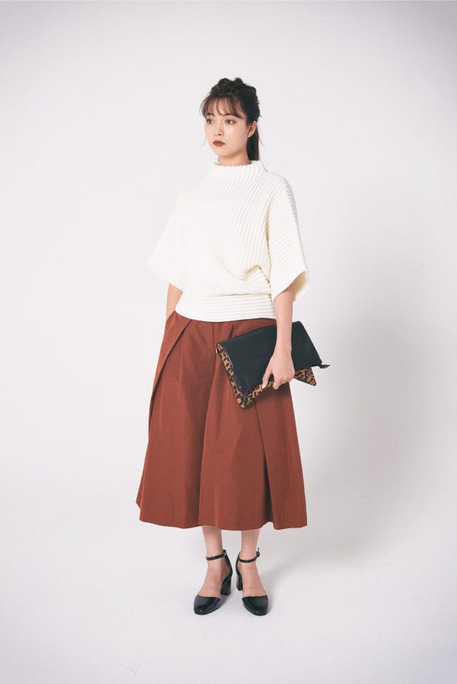 アシンメトリー7分袖プルオーバー¥5,990、フレアキュロットパンツ¥5,990、二つ折りチェーンクラッチバッグ¥4,490、パンプス¥4,990/以上AZUL by moussy(C)TOPLOG