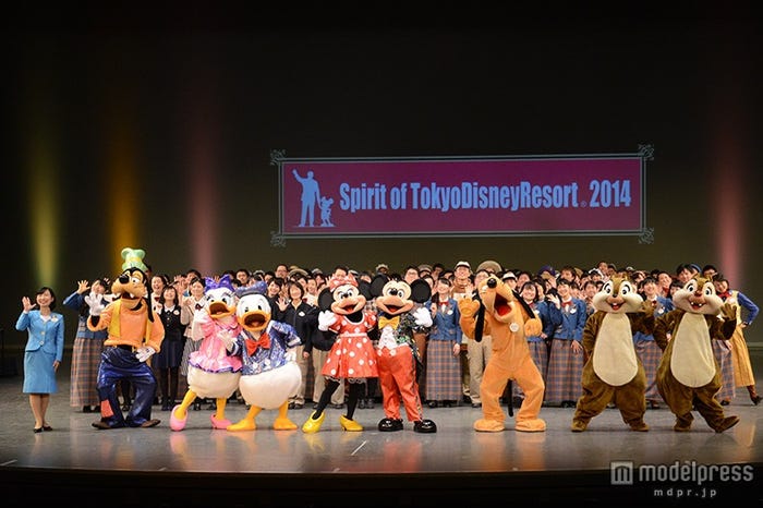 受賞者とキャラクターによる記念撮影