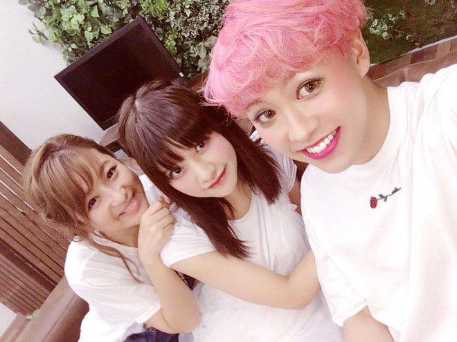 (左から)鈴木奈々、ヴィエンナ、ぺえ/ぺえ公式ブログ(LINE)より