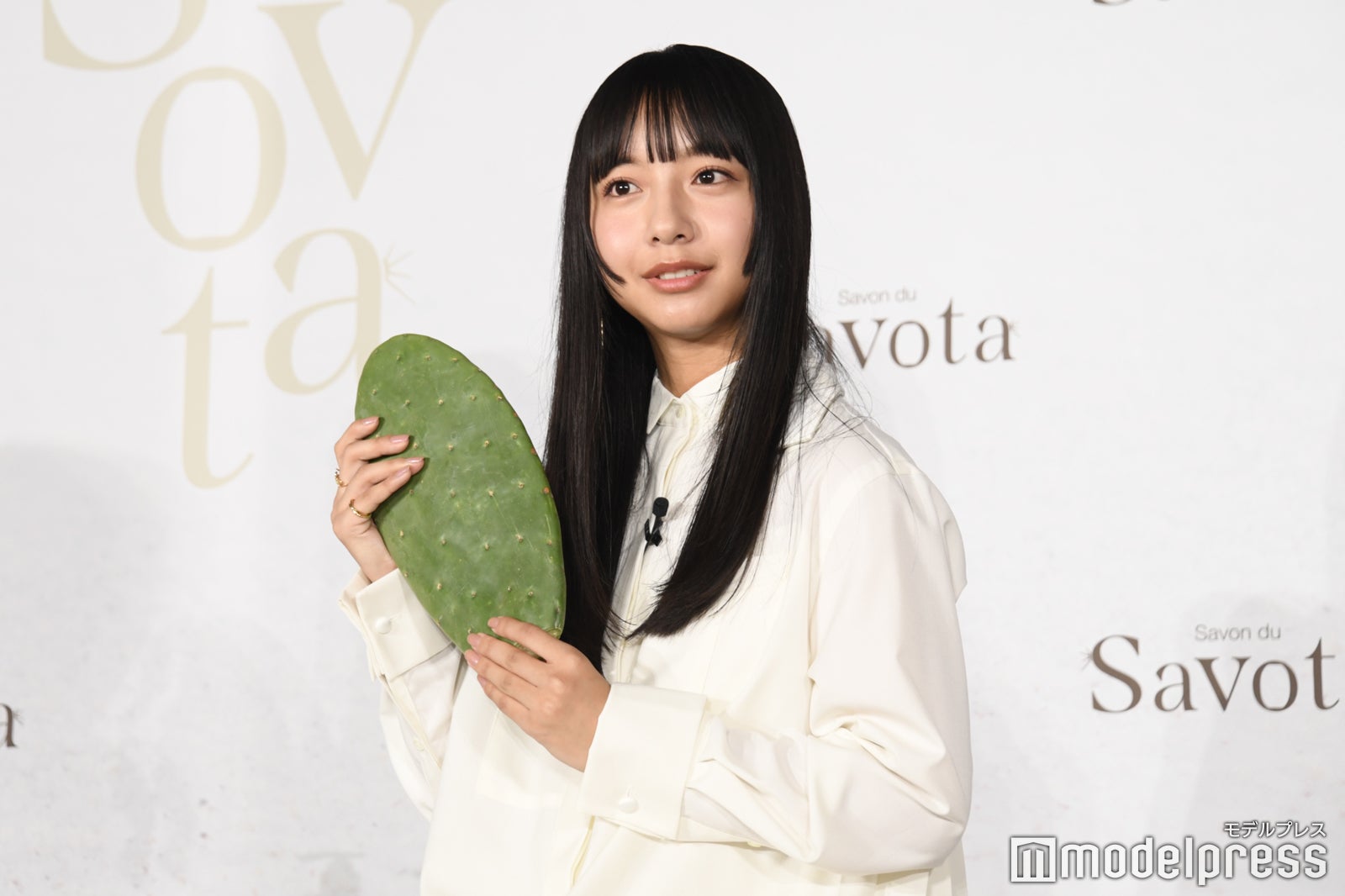 食用サボテンを持つ山之内すず（C）モデルプレス