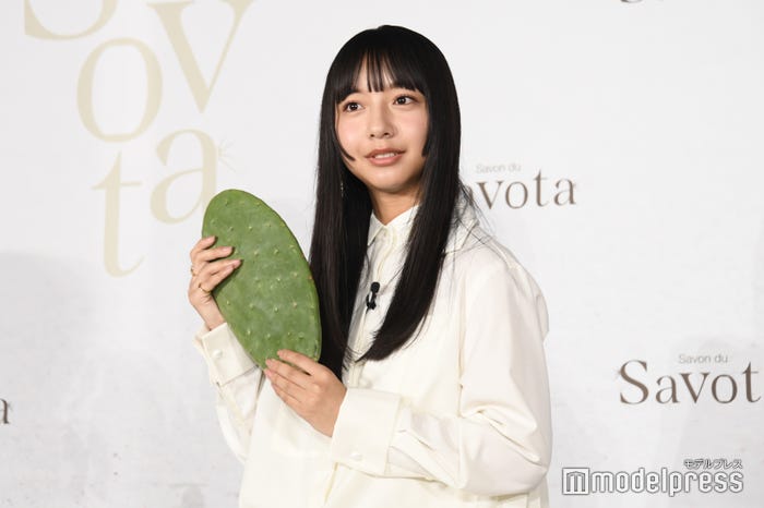 食用サボテンを持つ山之内すず(C)モデルプレス