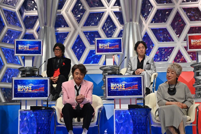 (後列左から)松崎しげる、秋川雅史(前列左から)近藤真彦、中尾ミエ「歌ウマ女王日韓決戦 JAPAN ROUND」より(C)フジテレビ