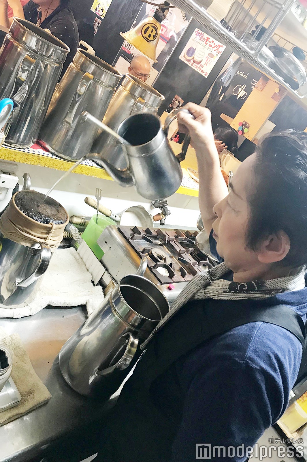 一杯ずつ心を込めてコーヒーを淹れる「KAKO BUCYO COFFEE」やすこさん （C）モデルプレス
