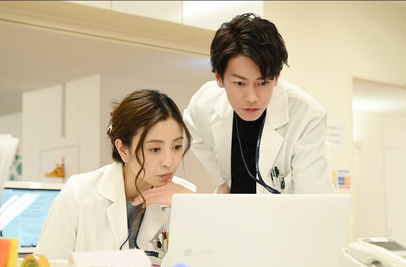 片瀬那奈、佐藤健／「恋はつづくよどこまでも」第1話より（C）TBS