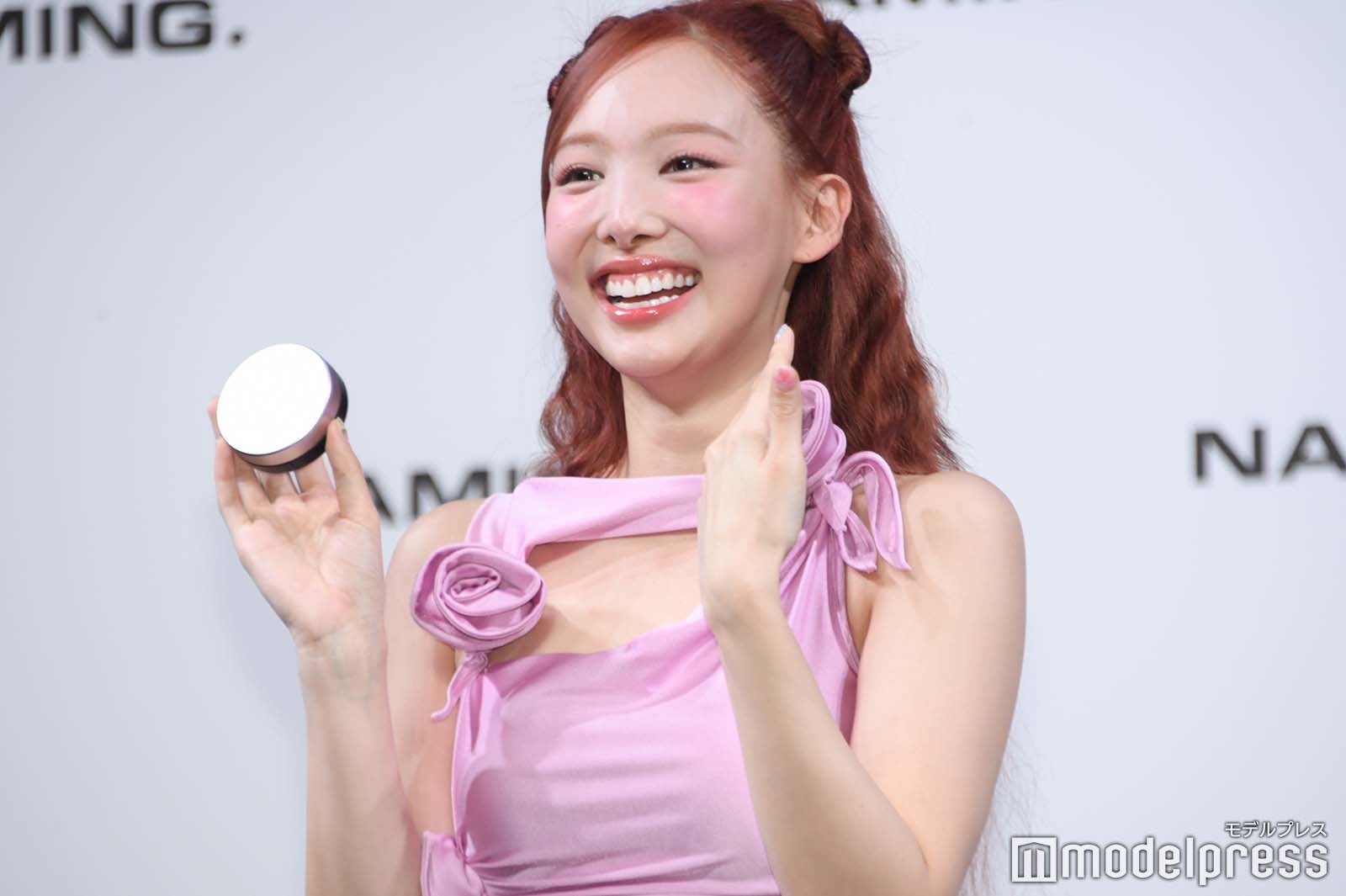 照れで熱くなった顔を仰ぐナヨン（C）モデルプレス