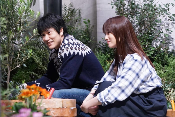 松山ケンイチ、深田恭子/「隣の家族は青く見える」第9話より(C)フジテレビ