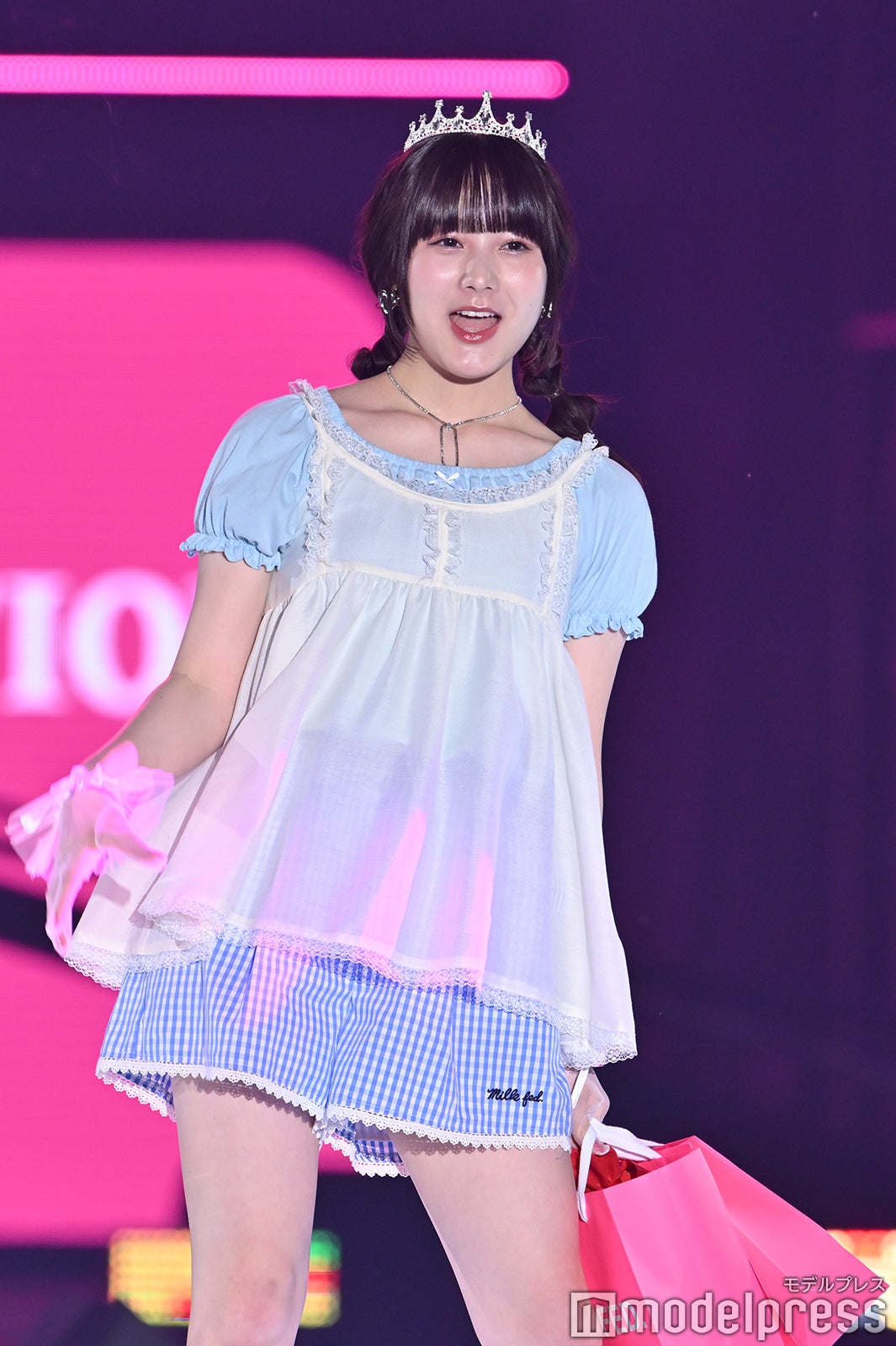 本田紗来、美脚のぞくプリンセスルックでキュートに登場【TGC2025S/S】